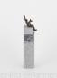 Mobile Preview: Handgegossene Bronzestatue auf einer Blausteinsäule von dem Bildhauer Francis Méan